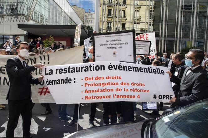 Manifestation d’extras de la restauration évenementielle à l’appel de la CGT, à Paris, le 30 juin.
