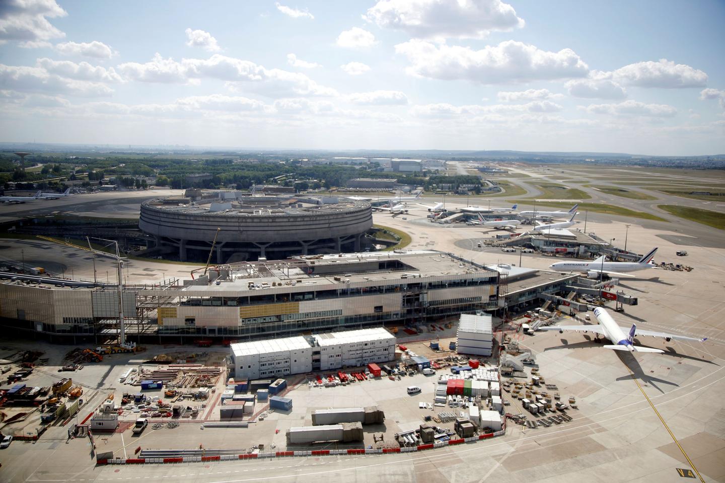 Cómo los aeropuertos esperan evitar el caos fronterizo este verano