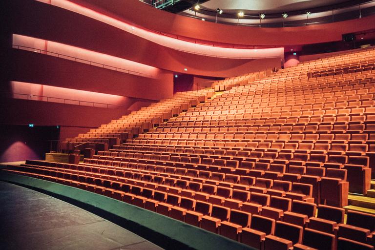 Julien Mignot pour M Le magazine du Monde La salle de l'horizon, la grande salle, où la scène arrive au niveau du premier rang. La Comédie de Clermont, le 13 octobre 2020.