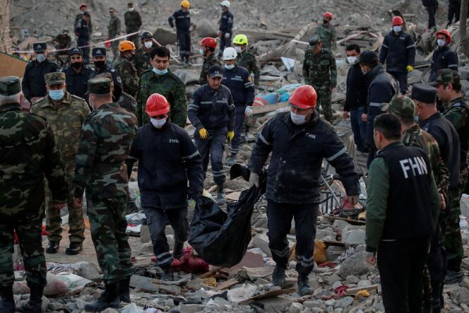 A Gandja, en Azerbaïdjan, les secouristes fouillent les décombres des habitations détruites, le 17 octobre.