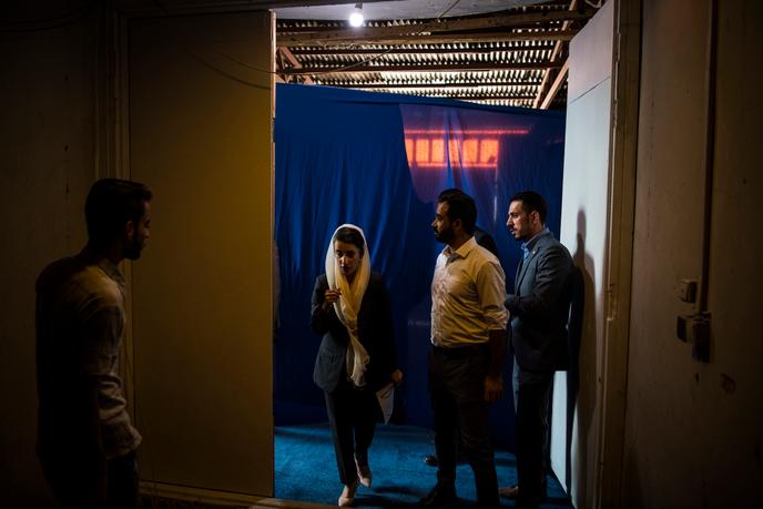 Farahnaz Forotan, journaliste vedette de la chaîne de télévision 1 TV, le 30 septembre, à Kaboul.