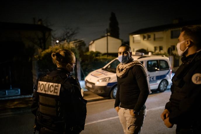 A Conflans-Sainte-Honorine, dans les Yvelines, le 16 octobre. La zone du crime est inaccessible, certains habitants ont du mal à rentrer chez eux, comme cet homme qui habite dans la rue.