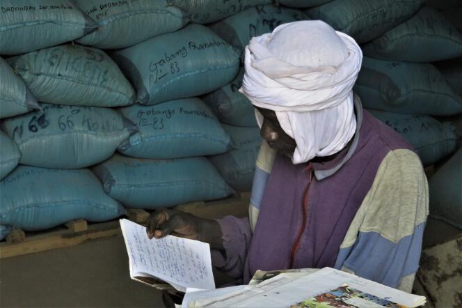 La gestion des banques de céréales est, dans certains villages, un immense défi en raison de l’analphabétisme qui touche 75 % de la population tchadienne. Ici, en  janvier 2020 dans le village de Tchelmé.