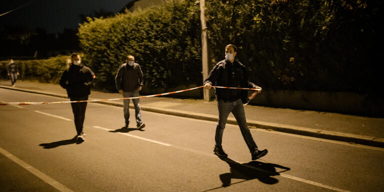 Conflans, Yvelines, le 16 octobre 2020. Non loin du collège, la zone est quadrillée par la police,au bout de cette rue, la scène de crime où le professeur d'histoire a  été décapité.La zone est inaccessible, certains habitants ont du mal à rentrer chez eux.