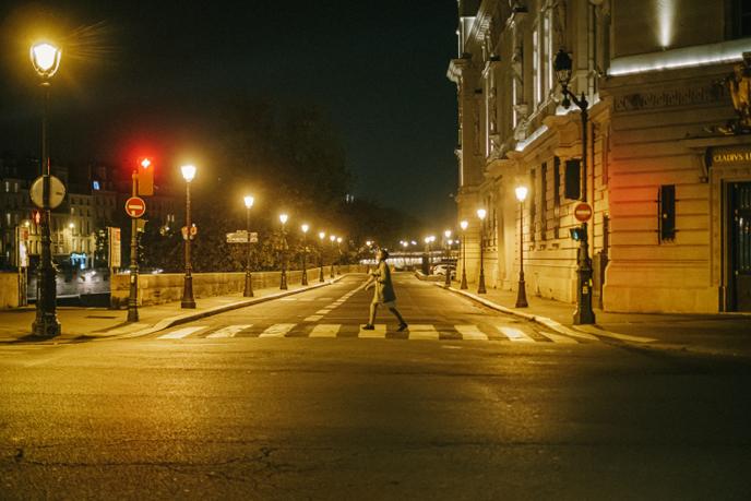 Même si quelques silhouettes se distinguent au coin de certaines rues, Paris semble entièrement vide environ deux heures après le début officiel du couvre-feu ce samedi 17 octobre.