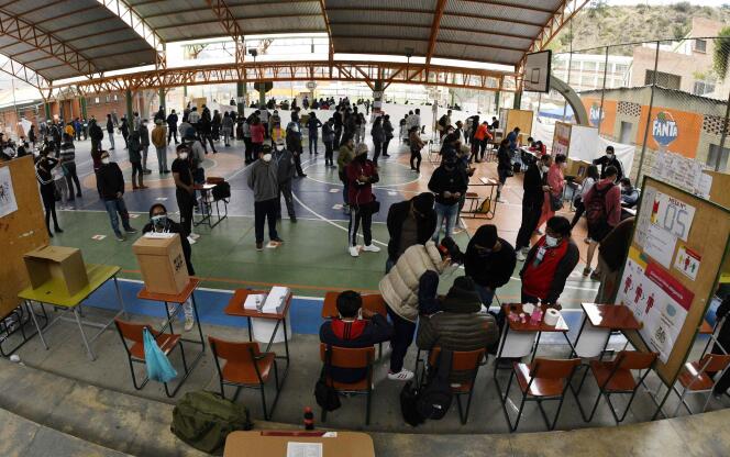 Les bureaux de vote ont commencé à fermer à 17 heures (23 heures en France), ont constaté des journalistes de l’AFP. Ils peuvent toutefois rester ouverts encore une heure quand des électeurs patientent à l’extérieur.