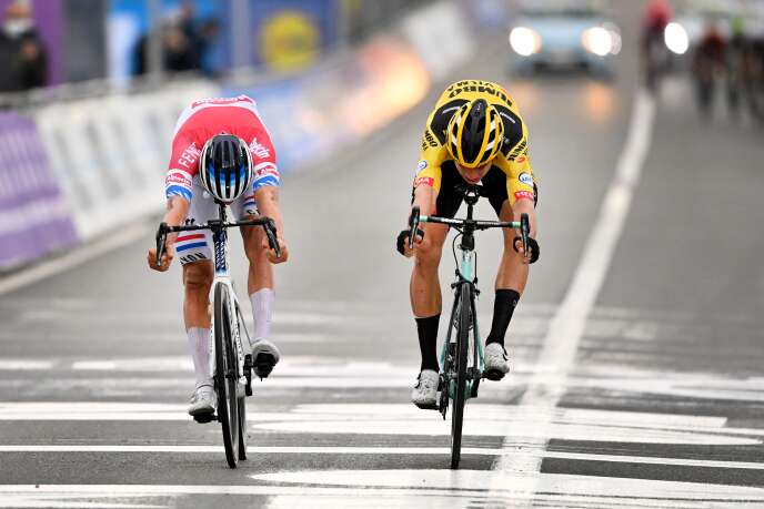 Mathieu van der Poel prend le dessus au sprint sur le Belge Wout Van pour remporter le Tour des Flandres le dimanche 18 octobre 2020.