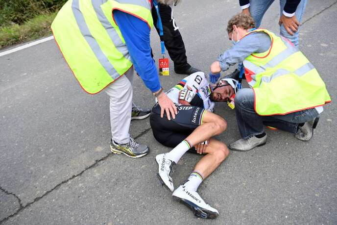 Julian Alaphilippe pris en charge aprs sa lourde chute sur le Tour des Flandres 2020