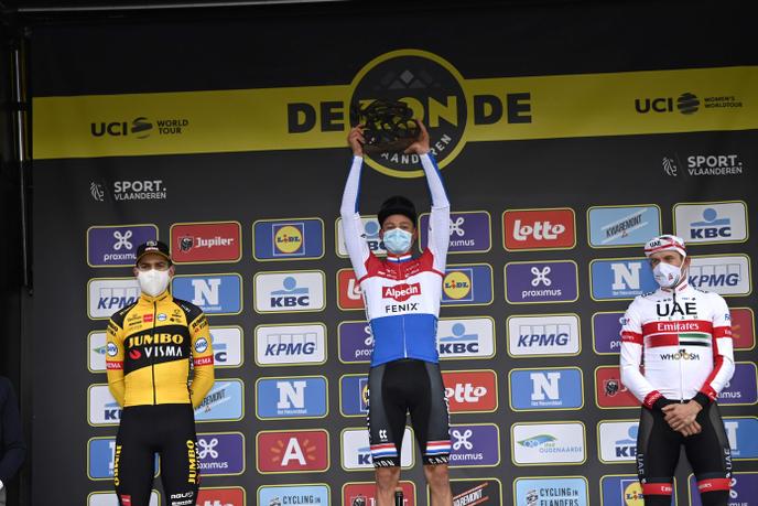 Le podium composé de Mathieu van der Poel, Wout van Aert et Alexander Kristoff.