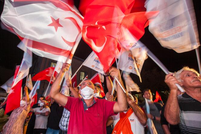 Des partisans d’Ersin Tatar manifestent à Nicosie, dimanche 18 octobre. Une demande de recompte des bulletins de vote par le camp de M. Akinci, qui a plusieurs fois dénoncé l’ingérence de la Turquie dans l’élection, n’est pas à exclure.
