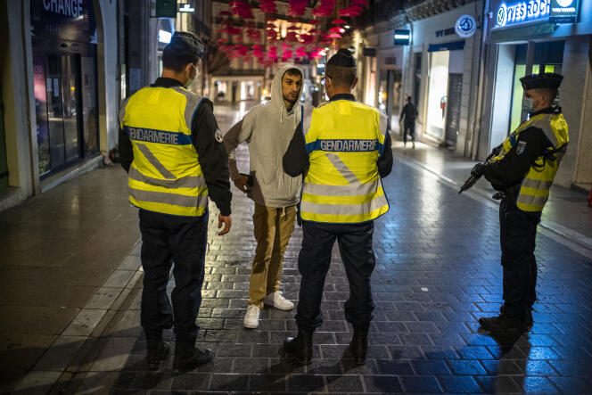 A Montpellier le 17 octobre, les gendarmes vérifient les attestations dérogatoires de sorties après le couvre-feu de 21 heures.
