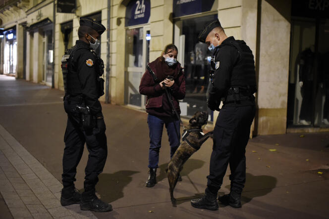 Deux gendarmes s’assurent du respect du couvre-feu - qui n’interdit pas de promener son chien -, à Rouen, le 17 octobre.