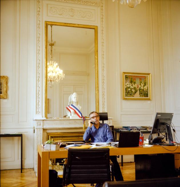 Le maire de Bordeaux, Pierre Hurmic, à son bureau du palais Rohan, le 12 octobre.
