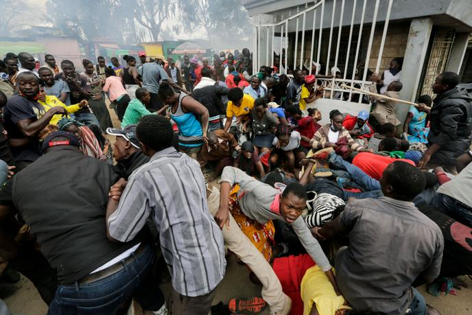 Lors d’une distribution de nourriture dans le bidonville de Kibera à Nairobi, le 10 avril 2020.