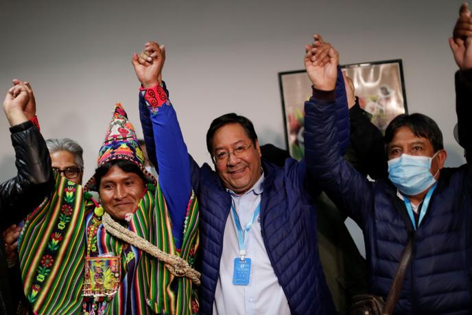 Le candidat pro-Morales, Luis Arce (au centre), et son colistier (à droite), David Choquehuanca, le 19 octobre à La Paz.