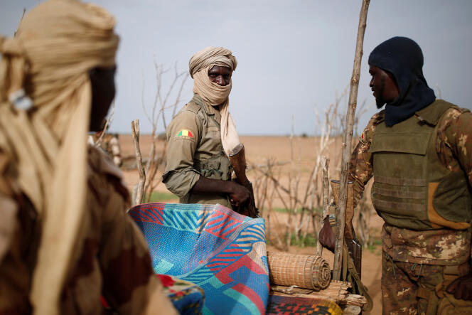 Des soldats maliens en patrouille lors d’une opération de la force « Barkhane », à Ndaki,  dans le nord du pays, en juillet 2019.