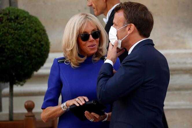 Lors de la cérémonie du 13 juillet 2020, Emmanuel Macron a été photographié à deux reprises en train de porter les mains à son masque, alors qu’il est déconseillé de le manipuler.
