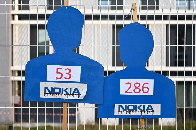 Cartonnages représentant des salariés sacrifiés, sur le site de Nokia à Lannion, le 19 octobre.