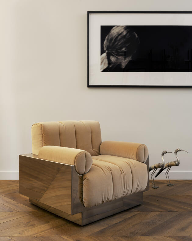 Dans la collection Ginger de Sandra Benhamou, un mobilier au luxe feutré, comme ce fauteuil de velours matelassé marron clair aux lignes cubiques.