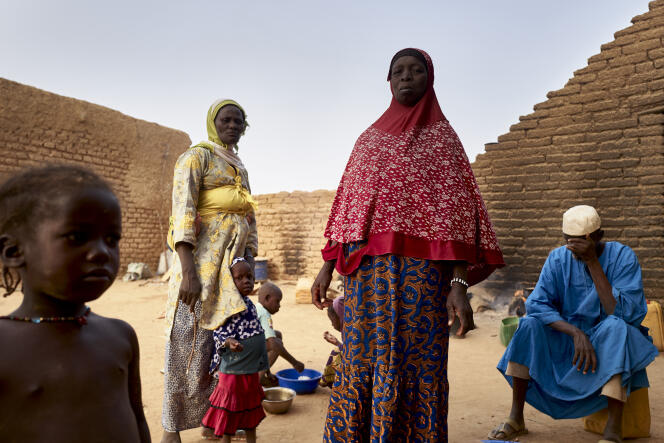Une famille de déplacés à Sévaré, au Mali, en février 2020.