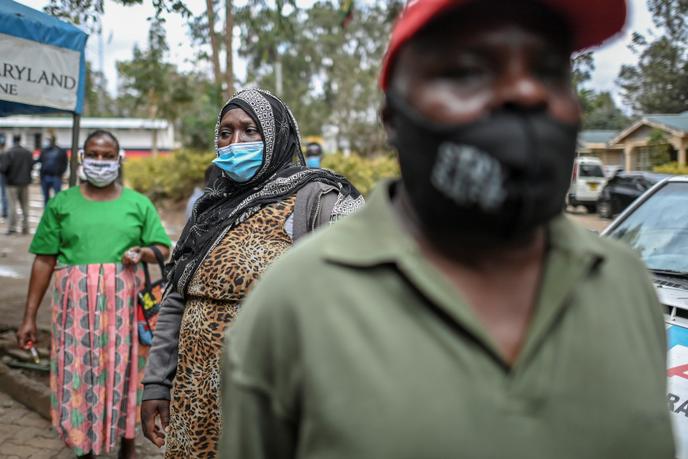 Des Kényans font la queue lors d’une opération de dépistage du Covid-19 à Kibera, un bidonville de Nairobi, le 18 octobre 2020.