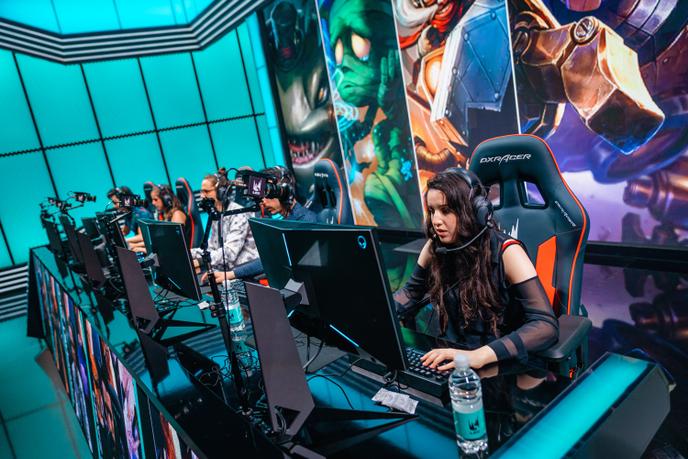 Des équipes mixtes sur la scène de la ligue européenne de « League of Legends », le 21 juin 2019.