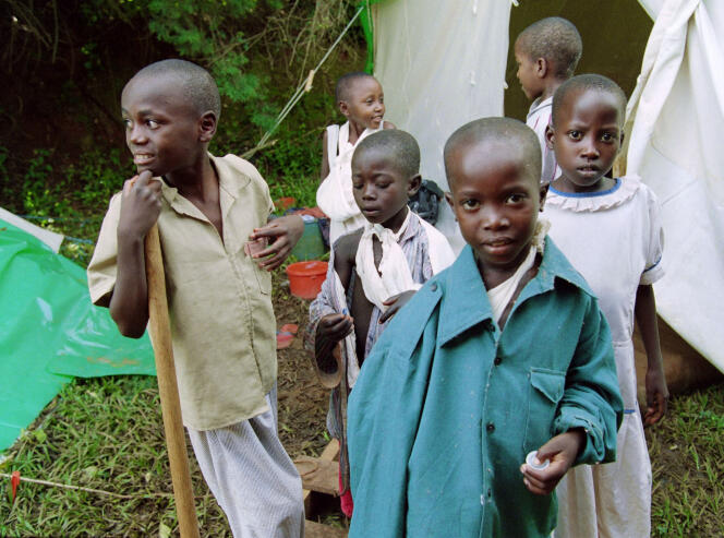 Enfants tutsis mutilés, survivants du génocide, en mai 1994 à Kigali, au Rwanda