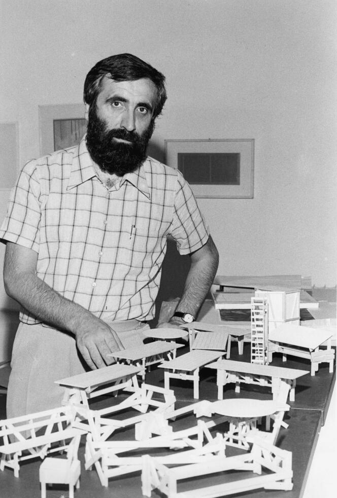 Le designer italien Enzo Mari, en 1974.