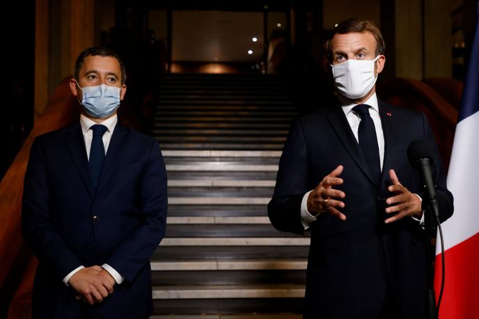 Gérald Darmanin et Emmanuel Macron, en déplacement à la préfecture de Seine-Saint-Denis, à Bobigny, le 20 octobre.