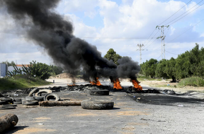 Des protestataires bloquent l’entrée de Chebba, en Tunisie, avec des pneus en flammes, le 19 octobre 2020.