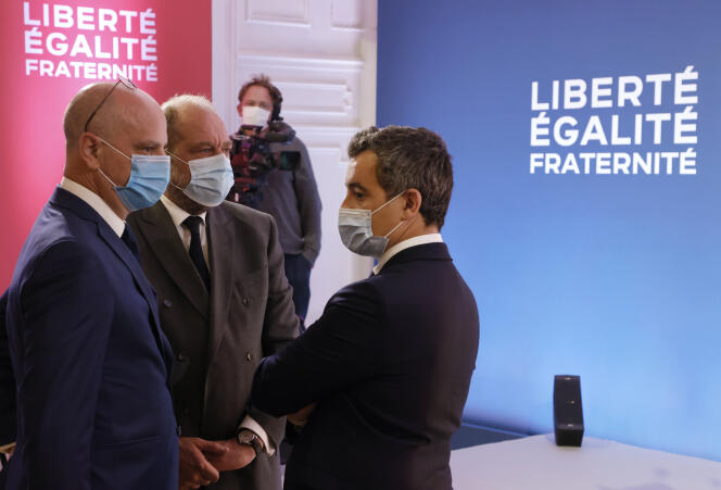 Les ministres Jean-Michel Blanquer (éducation), Eric Dupond-Moretti (justice) et Gérald Darmanin (intérieur), le 2 octobre 2020 aux Mureaux.