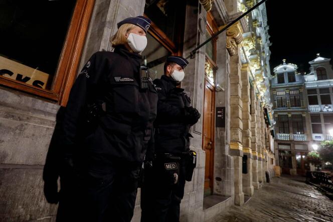 Des policiers belges patrouillent dans une rue à l’heure du couvre-feu, à Bruxelles, en octobre 2020.