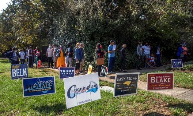 Dans 52 des 67 comtés de Caroline du Nord ayant ouvert leurs bureaux de vote en avance, on pouvait voir, comme ici à Charlotte le 15 octobre, plusieurs centaines de personnes attendre leur tour pour voter.