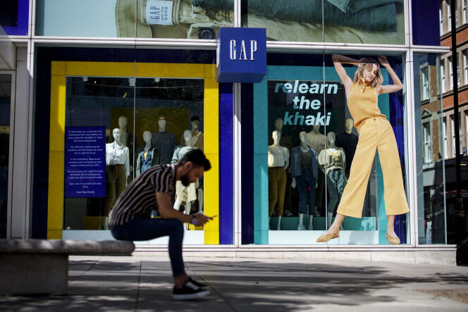 Un magasin de la chaîne américaine d’habillement Gap fermé pendant le confinement, sur Oxford Street, à Londres, le 29 mai.