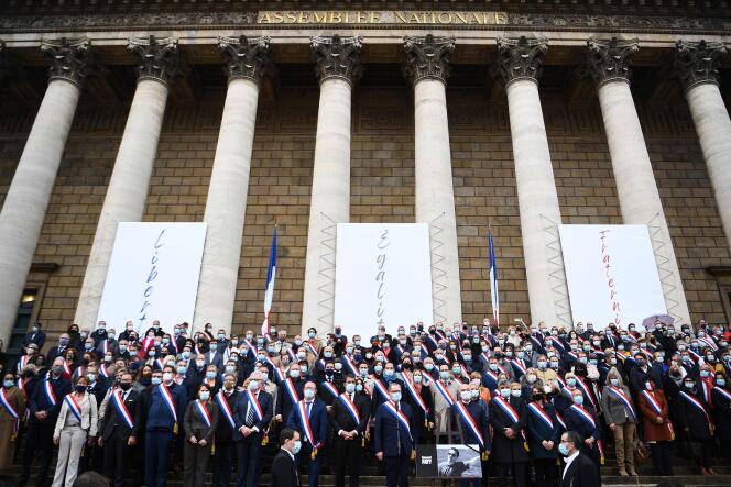 Les députés lors d’un hommage à Samuel Paty, devant le Palais Bourbon, à Paris, en octobre 2020. 
