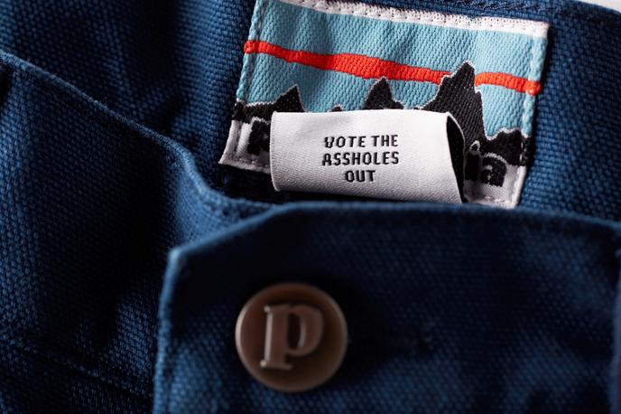 A l’intérieur des shorts de la marque Patagonia, sur l’étiquette, un message simple mais direct : « Vote the assholes out » (« Votez pour virer les connards »).