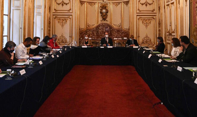 Barbara Pompili et Jean Castex lors d’une réunion avec des représentants de la Convention citoyenne pour le climat à Matignon, le 30 septembre.