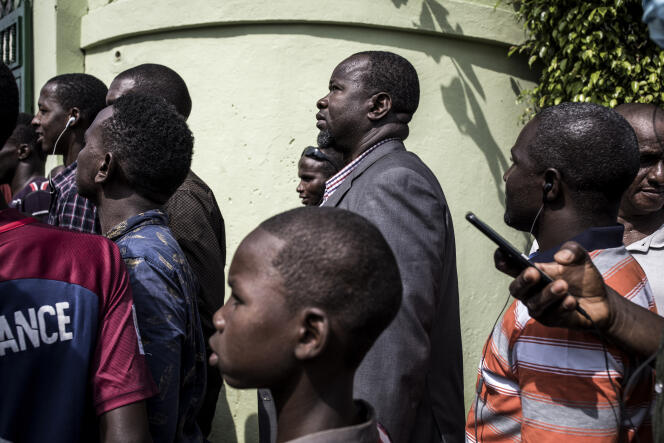 Des partisans de l’opposition écoutent un discours de Cellou Dalein Diallo revendiquant sa victoire à l’élection présidentielle, au siège de son parti, l’UFDG, à Conakry, en Guinée, le 19 octobre 2020.