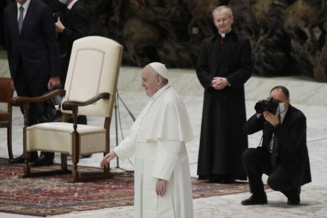 Le pape François salue les fidèles au Vatican, le 21 octobre.
