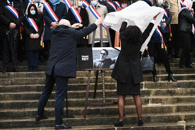Plusieurs centaines de députés rassemblés devant le Palais-Bourbon pour une minute de silence en hommage à Samuel Paty, à Paris, le 16 octobre.