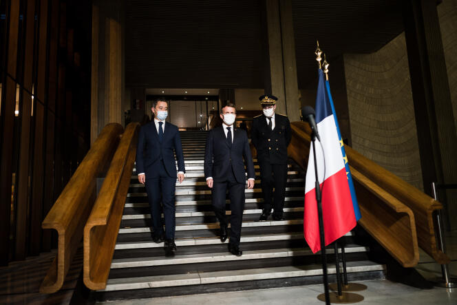 Emmanuel Macron entouré de Gérald Darmanin et Georges-François Leclerc, préfet de Seine-Saint-Denis, à Bobigny, le 20 octobre.
