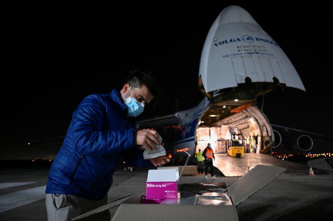 Livraison de matériel pour des tests antigéniques, à l’aéroport de Bratislava, le 22 octobre. Le pays a annoncé vendredi vouloir tester l’ensemble de sa population.