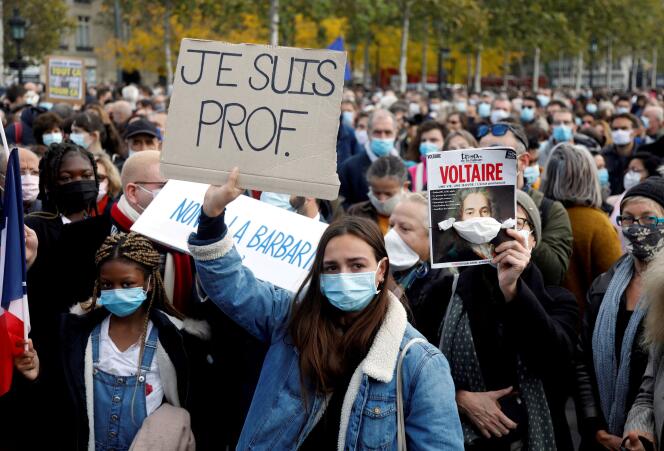 Des manifestants rassemblés, le 18 octobre 2020, sur la place de la République, à Paris, pour rendre hommage à Samuel Paty, assassiné près de son collège de Conflans-Sainte-Honorine.