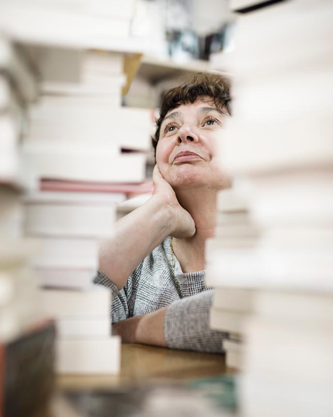 Chantal Palluault dans sa librairie, Brin de Lecture, à Thouars (Deux-Sèvres), le 21 octobre.