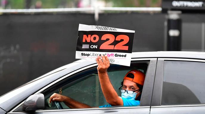 Des chauffeurs de Lyft et Uber ont manifesté, jeudi 22 octobre, devant l’hôtel de ville de Los Angeles contre la « proposition 22 » des deux entreprises de VTC, qui prône un compromis garantissant la flexibilité et certains avantages sociaux aux conducteurs indépendants.