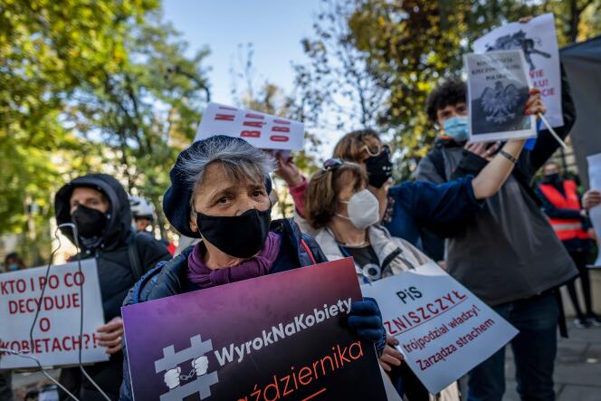 Des militantes « pro-choix » manifestent, jeudi 22 octobre, devant le Tribunal constitutionnel polonais.