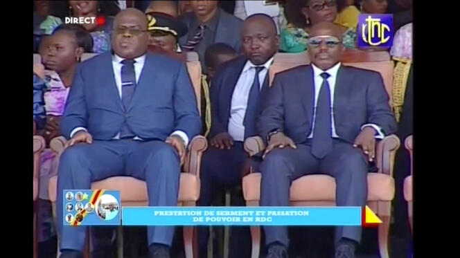 Retransmission télévisée de la passation de pouvoir entre Félix Tshisekedi (à gauche) et Joseph Kabila, le 24 janvier 2019, à Kinshasa.