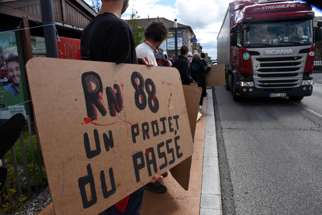 Manifestation contre le projet de déviation de la RN88, au Pertuis (Haute-Loire), le 17 juin.