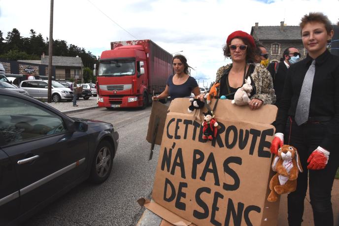 Mobilisation contre le projet de déviation de la RN88, au Pertuis (Haute-Loire), le 17 juin.