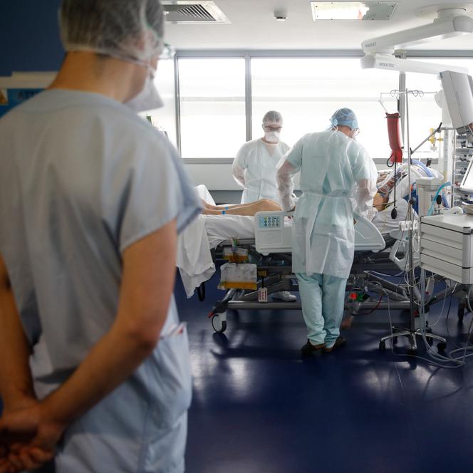 Doctors treat a patient with Covid-19 in Strasbourg, in October 2020.